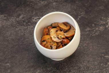 Kavrulmuş şampiyon, kasede otlar ve baharatlar var.