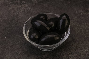 Kavanozda salamura siyah zeytin