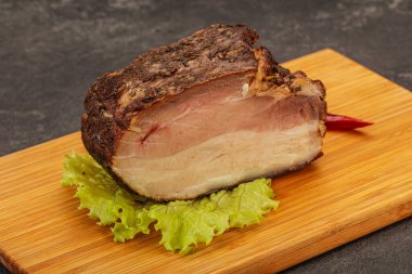 Baharatlı ve biberli ev yapımı füme domuz eti.