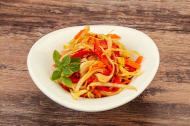 Havuç ve biberli vejetaryen lahana salatası 