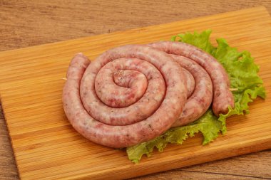 Izgara için çiğ domuz sosisi halkası.