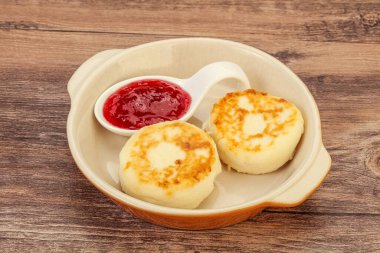 Kahvaltıda çilek reçelli süzme peynirli krep.