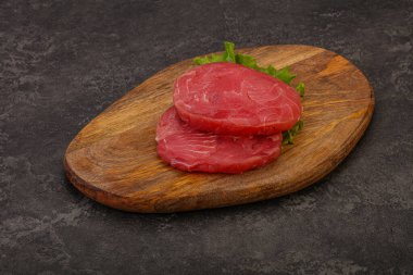 Izgara için çiğ ton balığı bifteği.