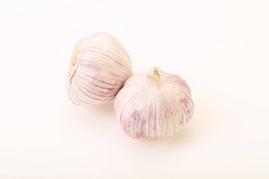 Taze ve lezzetli sarımsak izole edilmiş.