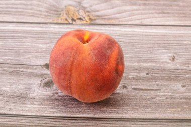 Taze olgun tatlı ve lezzetli şeftali meyvesi