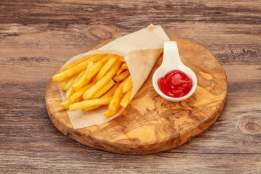 Domates soslu patates kızartması. 