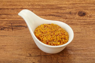 Dijon hardal sosu ve içinde tohumlar var.