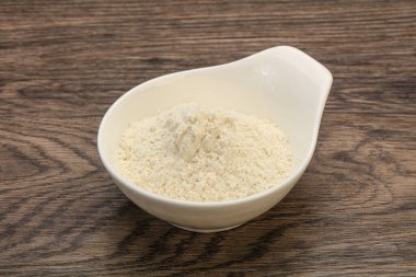 Buğday unu kasede yemek pişirmek için.