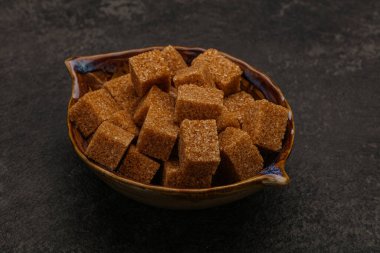 Kahverengi baston şeker yavruları kasede