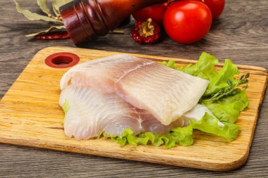 Pişirmek için çiğ pangasius fileto balığı.
