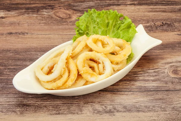 Kavrulmuş kalamar halkaları ve kasede salata.