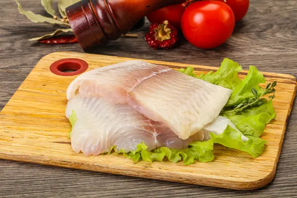 Pişirmek için çiğ pangasius fileto balığı.