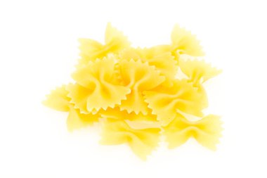 Çiğ, farfalle makarnası pişirmeye hazır.