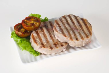 Izgara ton balıklı biftek, kumato ve salata.