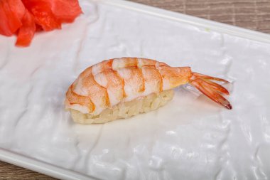 Kral karidesli geleneksel Japon suşisi.