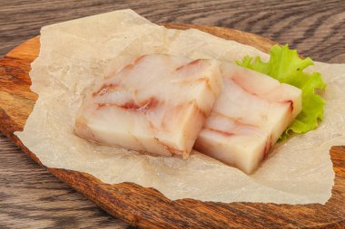 Pişirmek için çiğ balık filetosu.