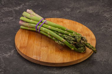 Vejetaryen mutfağı - Pişirmek için çiğ kuşkonmaz yığını