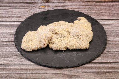 Kızartma için çiğ domuz eti şnitzel.