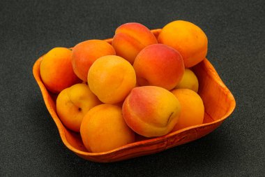 Taze, tatlı, birkaç kayısı meyvesi.