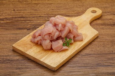 Pişirmek için çiğ tavuk göğsü.