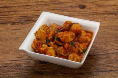 İstiridye soslu tavuk ve sebzeli kişniş.