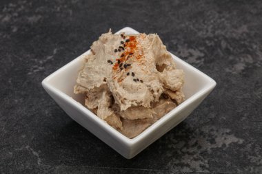 Kavanozda baharatlı ringa yağı var.