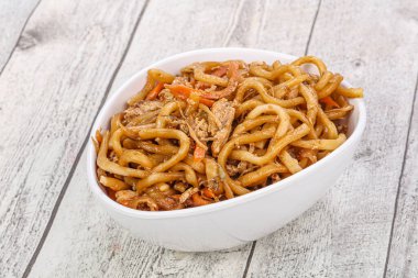 Tavuk ve sebzeli Asyalı Wok.