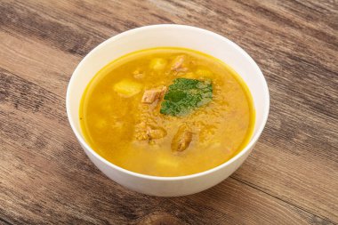 Füme et ve sebzeli bezelye çorbası.