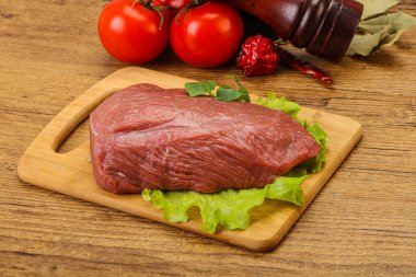 Pişirmek için çiğ et parçası.