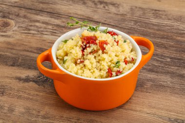 Vejetaryen yemeği - sebzeli kuskus ve maydanoz.