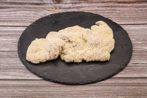 Kızartma için çiğ domuz eti şnitzel.