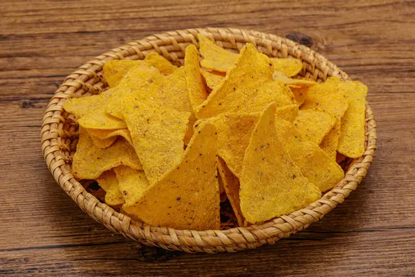 Meksika mısır cipsi üçgen yığını.