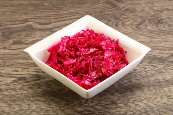 Kasede pancar kökü olan marine edilmiş kırmızı lahana.