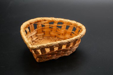 Siyah arkaplanda servis yapmak için doğal hasır masa takımı