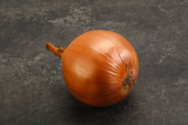 Sarı olgun doğal organik soğan yalıtılmış.