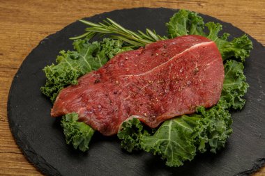 Baharatlı ızgara için çiğ biftek.