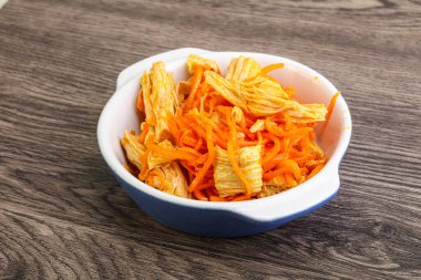 Havuçlu ve baharatlı Kore soya kuşkonmazı.