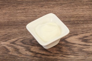 Süt ekşi krema kasede