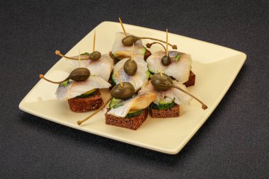 Ringa fileto kanepe aperatifi, yabanmersini ve salatalık.