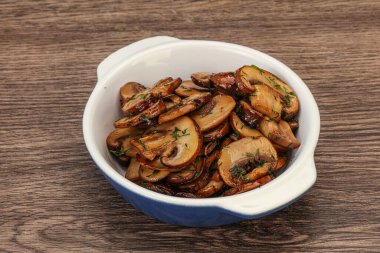 Kavrulmuş şampiyon, kasede otlar ve baharatlar var.