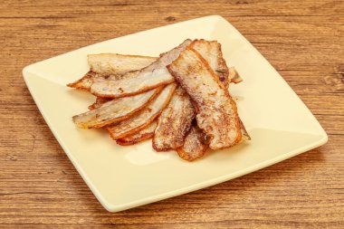 Kızarmış domuz pastırması tabakta.