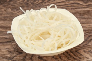 Haşlanmış pirinç eriştesi pişirmeye hazır.