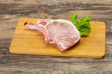 Ahşap arka planda çiğ biftek.