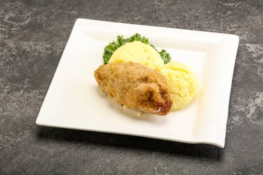 Patates püresiyle doğranmış etten çıtır tavuk pirzolası.