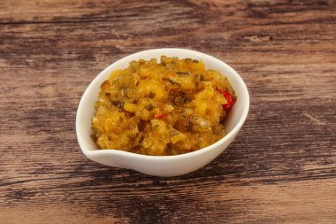 Salatalık ve hardal tohumlu sos.