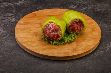 Pişirmek için çiğ biber ve et.