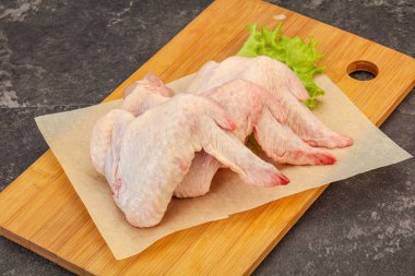 Çiğ tavuk kanatları pişmeye hazır.