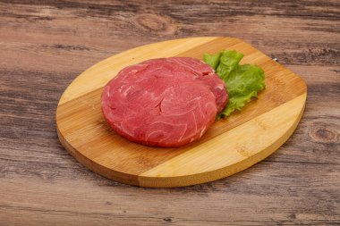 Izgara için çiğ ton balığı bifteği.