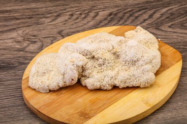 Kızartma için çiğ domuz eti şnitzel.