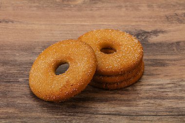 Tatlı ve çıtır çıtır zencefilli kurabiye yığını